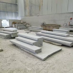 陕西 整石台阶（大面火烧+侧面自然面），出货前厂内拼装